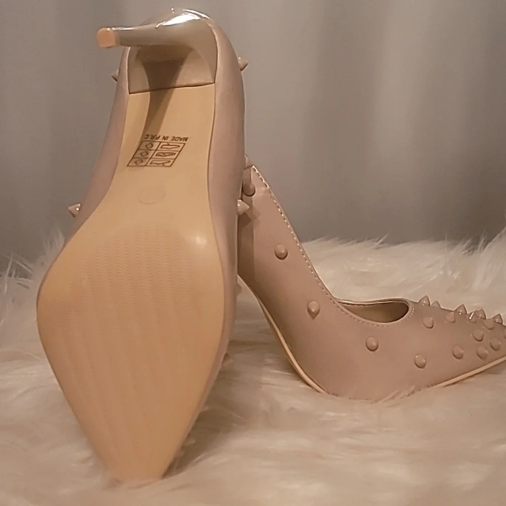 New size 6.5 beige heel with spikes - Picture 4 of 4